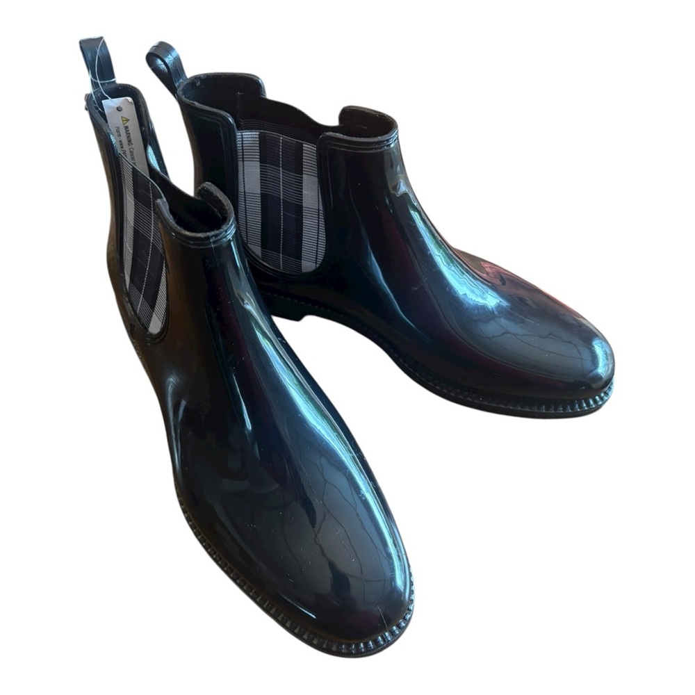 NWOT Black Chelsea Boots